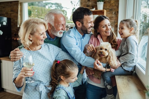 alegre-familia-multigeneracional-perro-divirtiendose-mientras-pasan-tiempo-juntos-casa