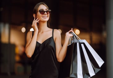 mujer haciendo compras