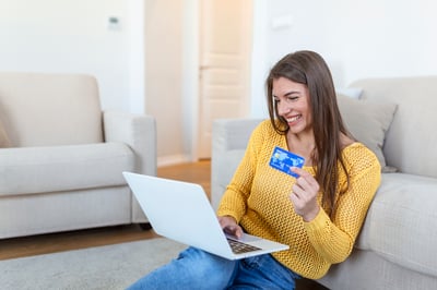 imagen-que-muestra-mujer-bonita-comprando-linea-tarjeta-credito-mujer-tarjeta-credito-usando-computadora-portatil-concepto-compras-linea