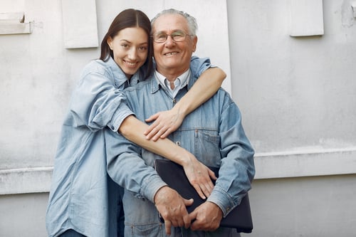 mujer-abrazando-su-abuelo