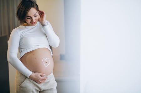 mujer-embarazada-aplicando-crema-vientre-evitar-estiramientos