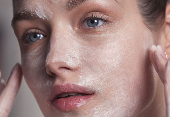 Skin Purge tendencias del cuidado de la piel con exfoliante